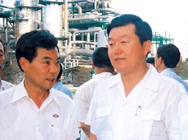 1990年7月19日，，，时任河南省代省长李 长 春(右一）到中原彩天下官网视察。。。