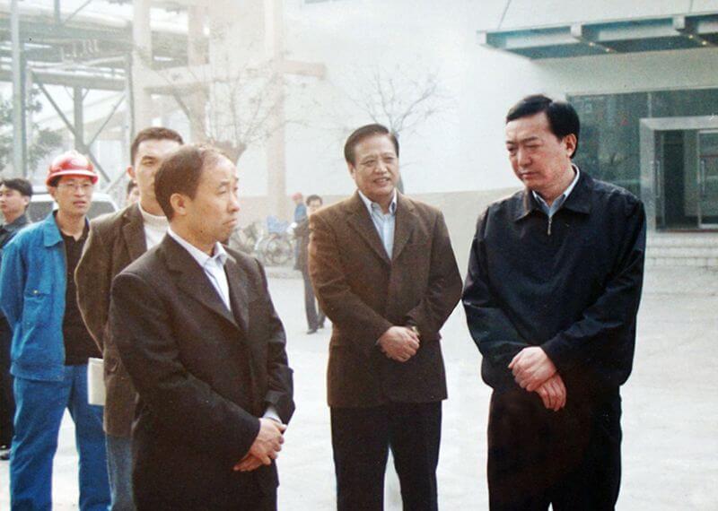 2005年11月4日，，，时任河南省委副书记陈全国（右一）到中原彩天下官网调研
