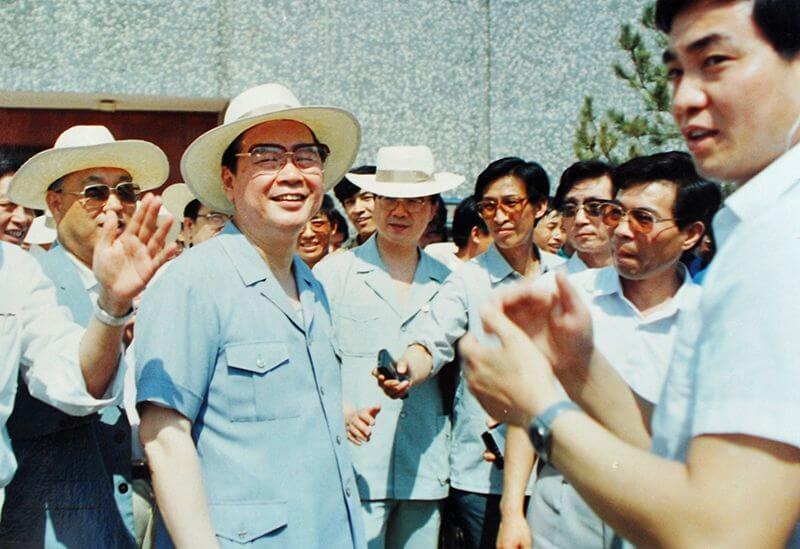 1990年6月12日，，，时任国务院总理李 鹏视察中原彩天下官网，，，并题词：“物质文化与心灵文化一路抓，，，把中原彩天下官网建设成为现代化企业”