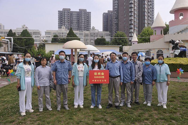 彩天下官网幼儿园进行迎“六一”亲子游园活动